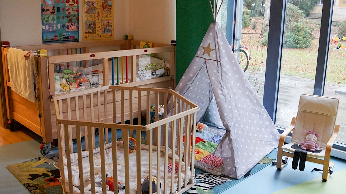 Kinderzimmer mit Laufstall und Kinderbett