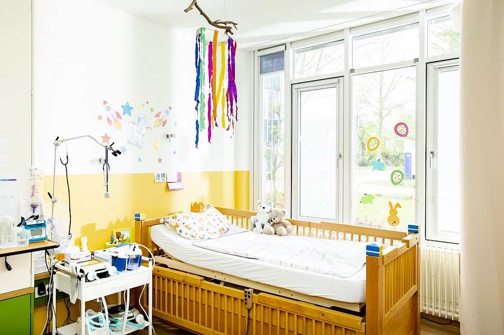 Dekoriertes Patientenzimmer in der Bärenfamilie Kornwestheim