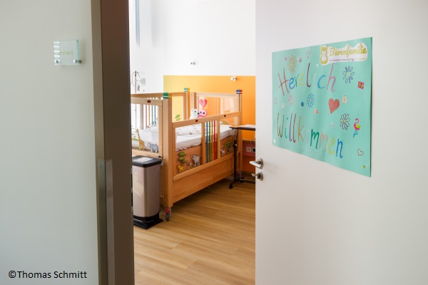 Einblick ins Patientenzimmer mit Kinderbett
