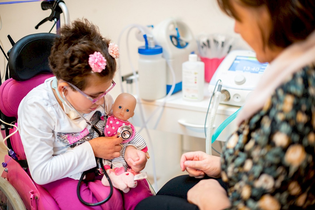 Mädchen mit Puppe und Stetoskop