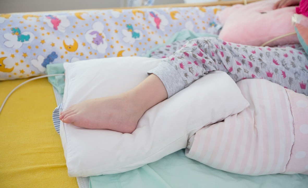 Kinderbein mit Schlafanzug