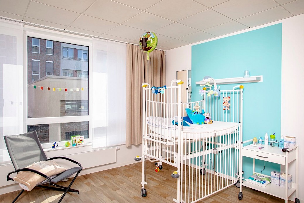 Patientenzimmer mit Luftballon und Spielsachen