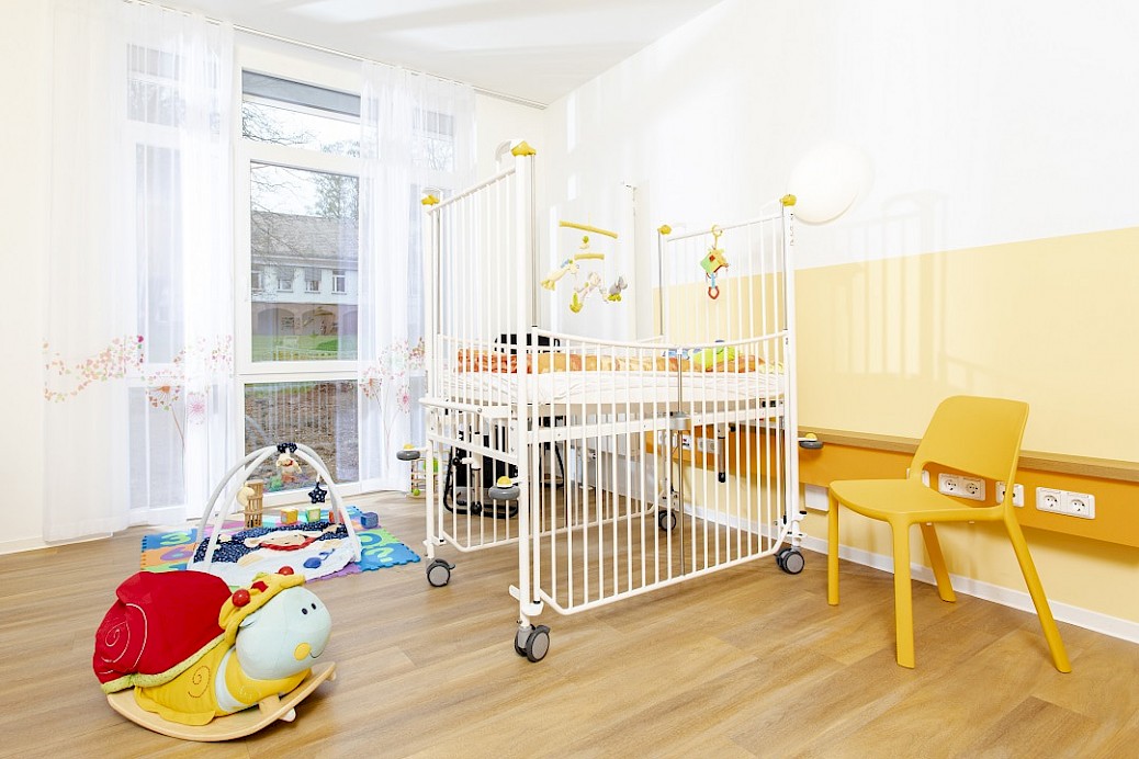 Patientenzimmer mit Spielsachen der Bärenfamilie Marburg